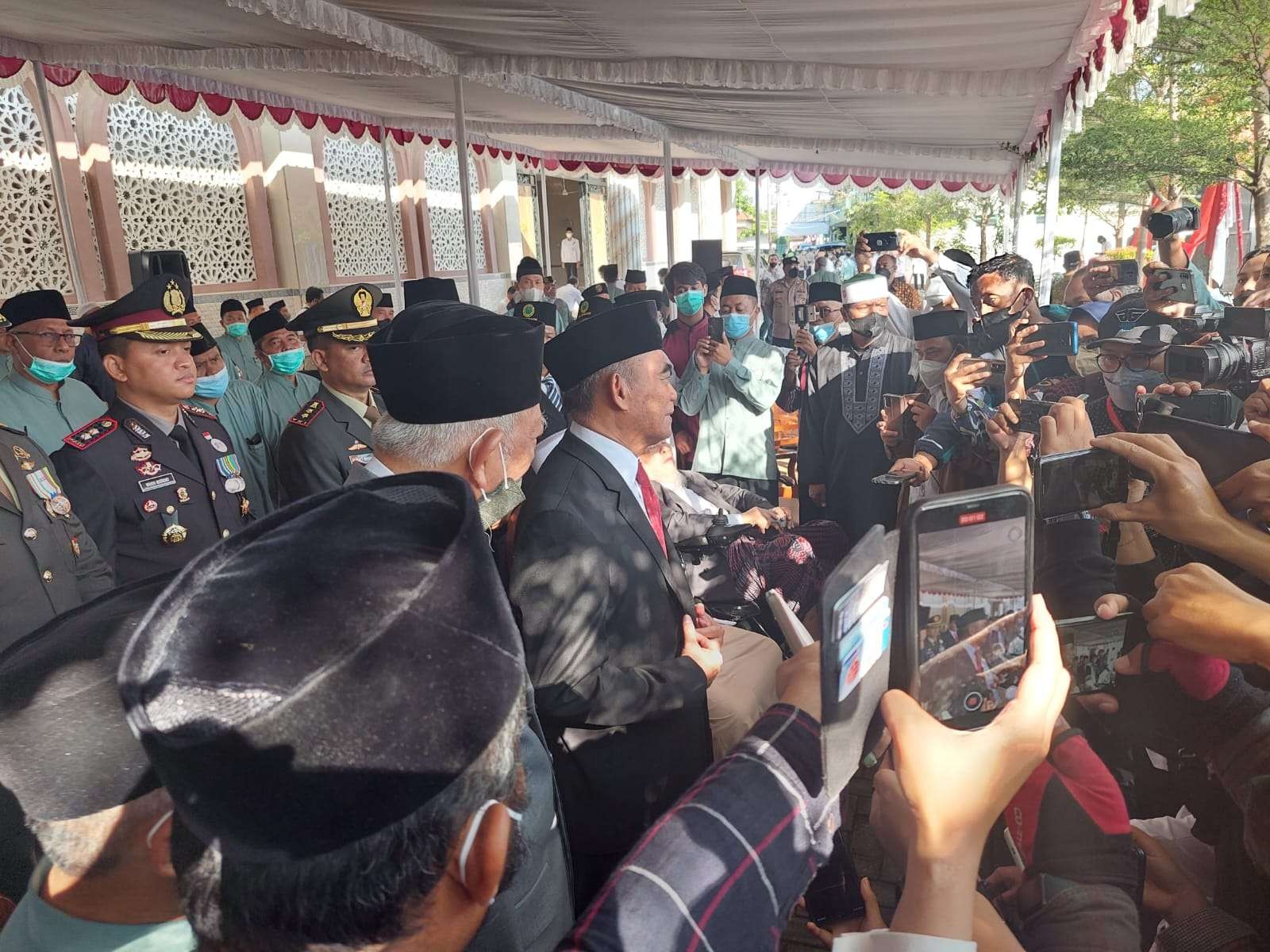Menko PMK Muhadjir Effendy menjadi Inspektur Upacara Peringatan Hari Ulang Tahun Kemerdekaan Indonesia ke-77 di Pondok Ngruki.