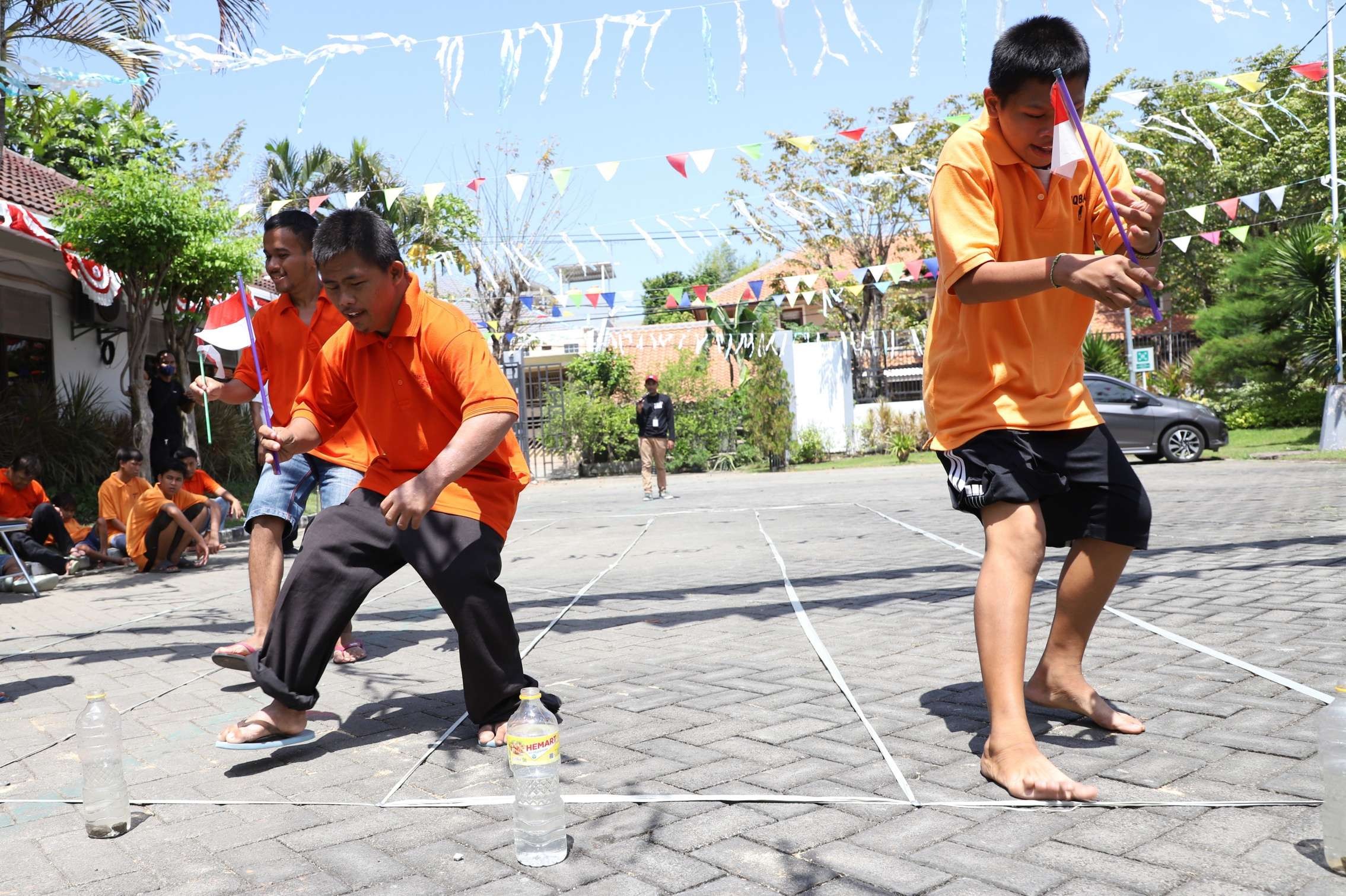 Anak disabilitas kampung anak negeri Surabaya saat mengikuti lomba pemindahkan bendera. (Foto: Humas Pemkot Surabaya)