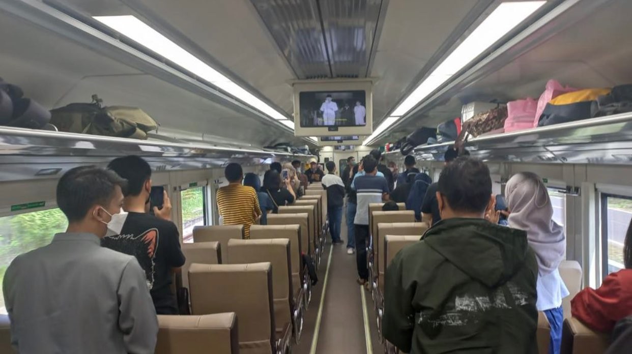 Prosesi mengheningkan cipta di dalam kereta api, Rabu 17 Agustus 2022. (Foto: Dokumentasi PT KAI Daop 8 Surabaya)