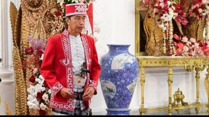 Presiden Joko Widodo  mengenakan pakaian adat. Dolomani Buton (Foto: BPMI Setpres)