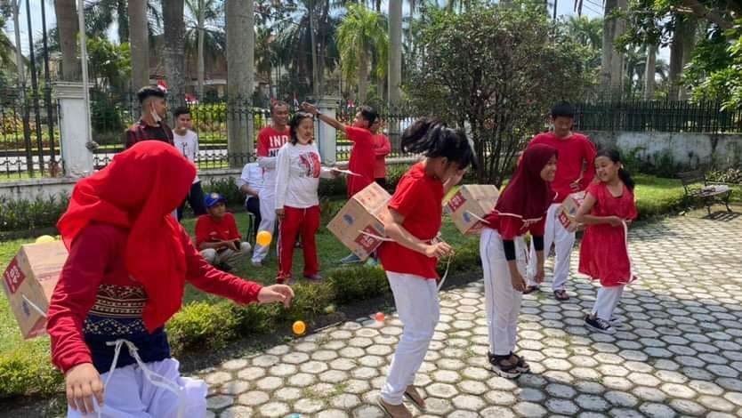Permainan bola kardus yang diikuti oleh anggota Gerkatin Malang dalam rangka Lomba HUT RI ke-77. (Foto: Lalu Theo/Ngopibareng.id)