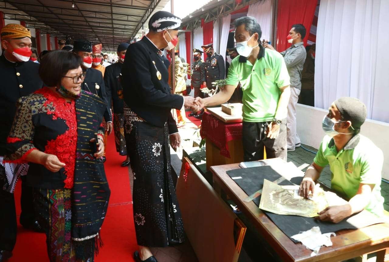 Gubernur Ganjar menyerahkan remisi 7.511 narapidana di Lapas Kedungpane, Semarang. (Foto: Dokumentasi Jateng)