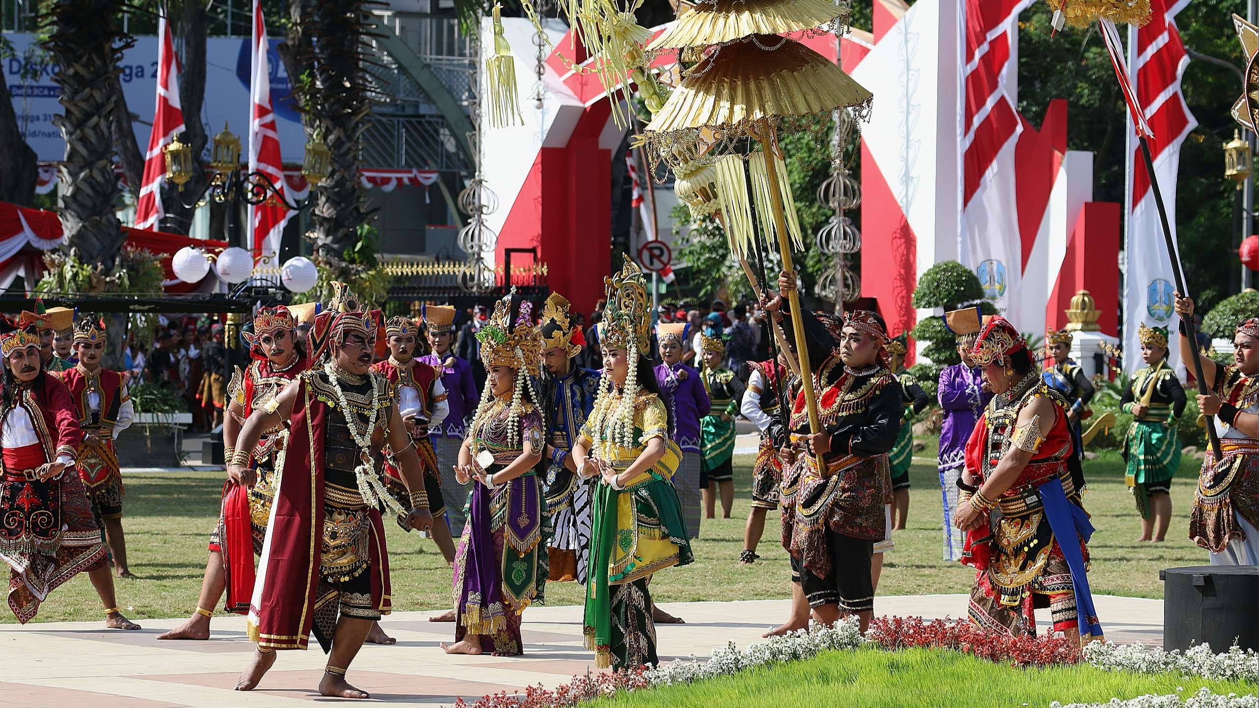Penampilan seni tari kolosal Sumpah Amukti Palapa, dalam rangkaian upacara detik-detik proklamasi kemerdekaan Indonesia di Gedung Negara Grahadi, Surabaya, Rabu 17 Agustus 2022. (Foto: Fariz Yarbo/Ngopibareng.id)