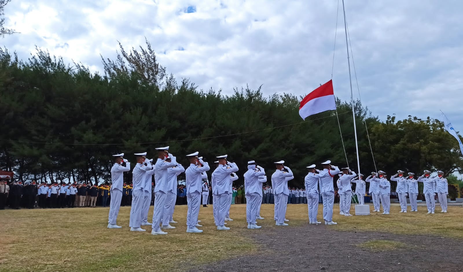 Upacara pengibaran bendera merah putih unsur Maritim Banyuwangi digelar di Pantai Bangsring, Kecamatan Wongsorejo, Banyuwangi, Rabu 17 Agustus 2022. (Foto: Muh Hujaini/Ngopibareng.id)