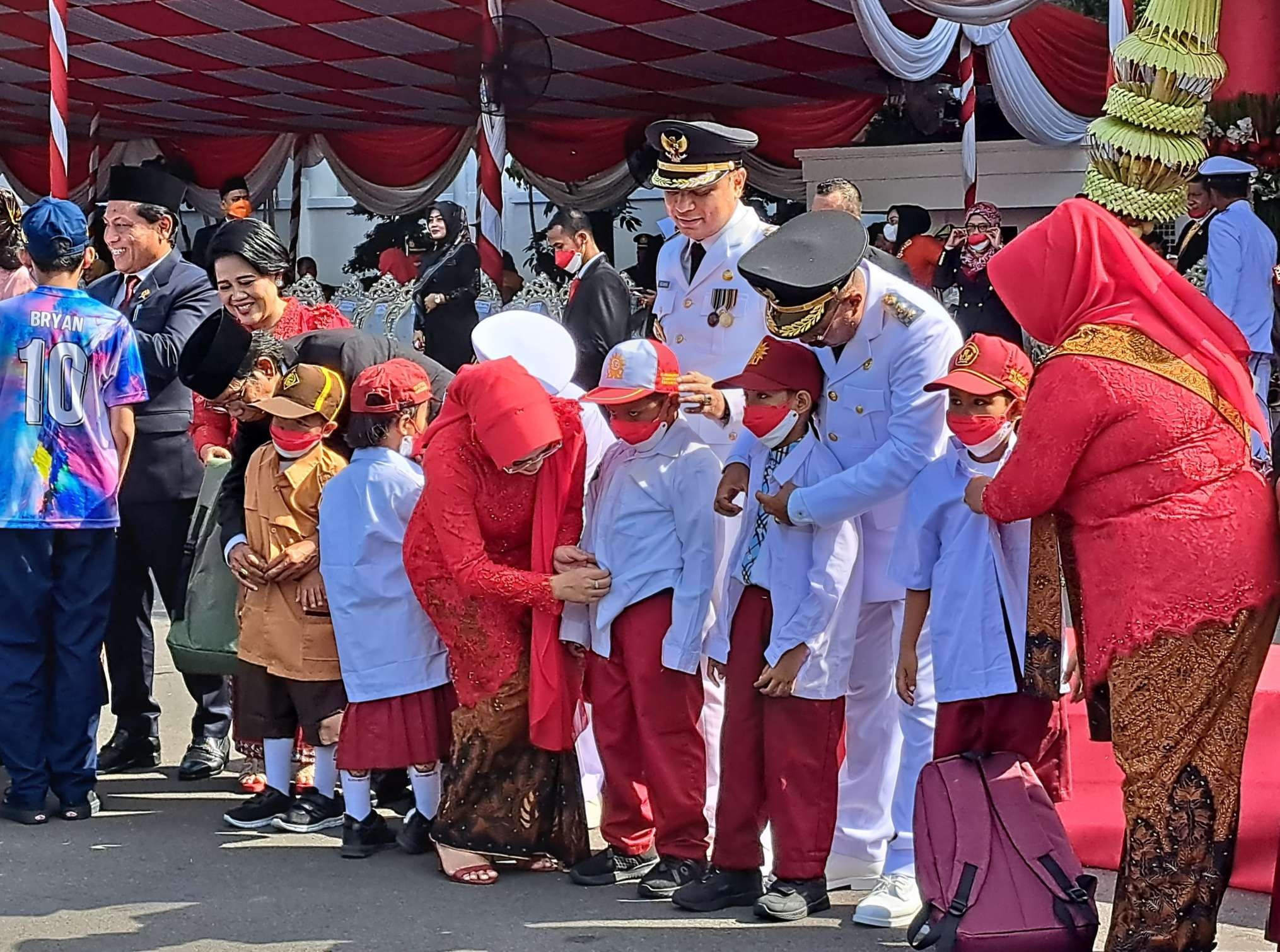 Walikota Surabaya, Eri Cahyadi bersama istri dan jajarannya memakaikan seragam baru untuk siswa SD dan SMP di Surabaya. (Foto: Pita Sari/Ngopibareng.id)