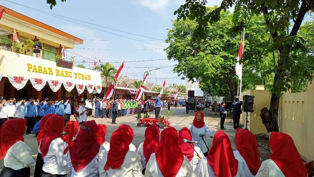 Pelaksanaan upacara peringatan Hari Ulang Tahun Kemerdekaan RI di halaman pasar Baru Tuban (Foto: Khoirul Huda/Ngopibareng.id)