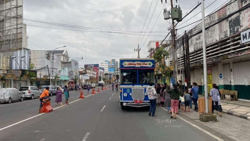 Bus Malang City Tour ketika melewati kawasan Kayutangan Heritage, Kota Malang (Foto: Lalu Theo/Ngopibareng.id)