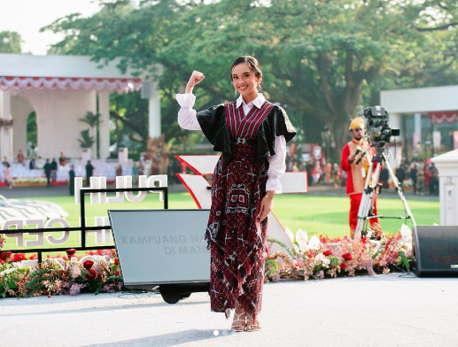Penampilan penyanyi Lyodra saat peringatan Upacara Detik-Detik Proklamasi Kemerdekaan Indonesia di Istana Merdeka, Jakarta, Rabu 17 Agustus 2022. (Foto: Instagram @lyodraofficial)