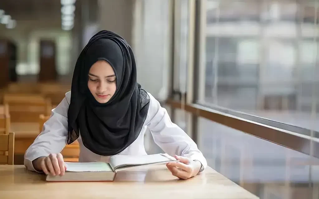 Seorang Muslimah sedang belajar memperdalam ilmu. (Ilustrasi)