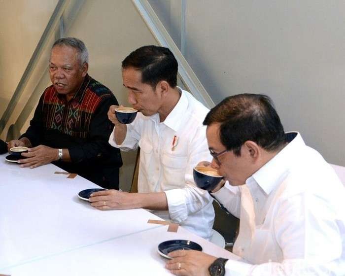 Presiden Jokowi saat ngopi bareng Menteri PUPR Basuki Hadimuljono dan Sekretaris Kabinet Indonesia, Pramono Anung. (Foto: Dokumentasi Setpres)