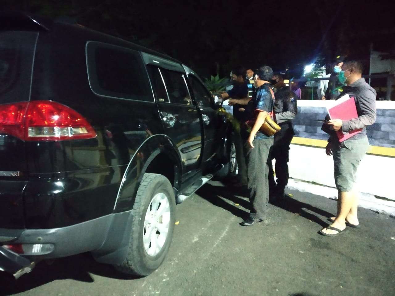 Kendaraan korban waktu ditemukannya jasad Suhartoyo di halaman parkir RSUD dr Soegiri Lamongan.(Foto: Imron Rosidi/Ngopibareng.id)