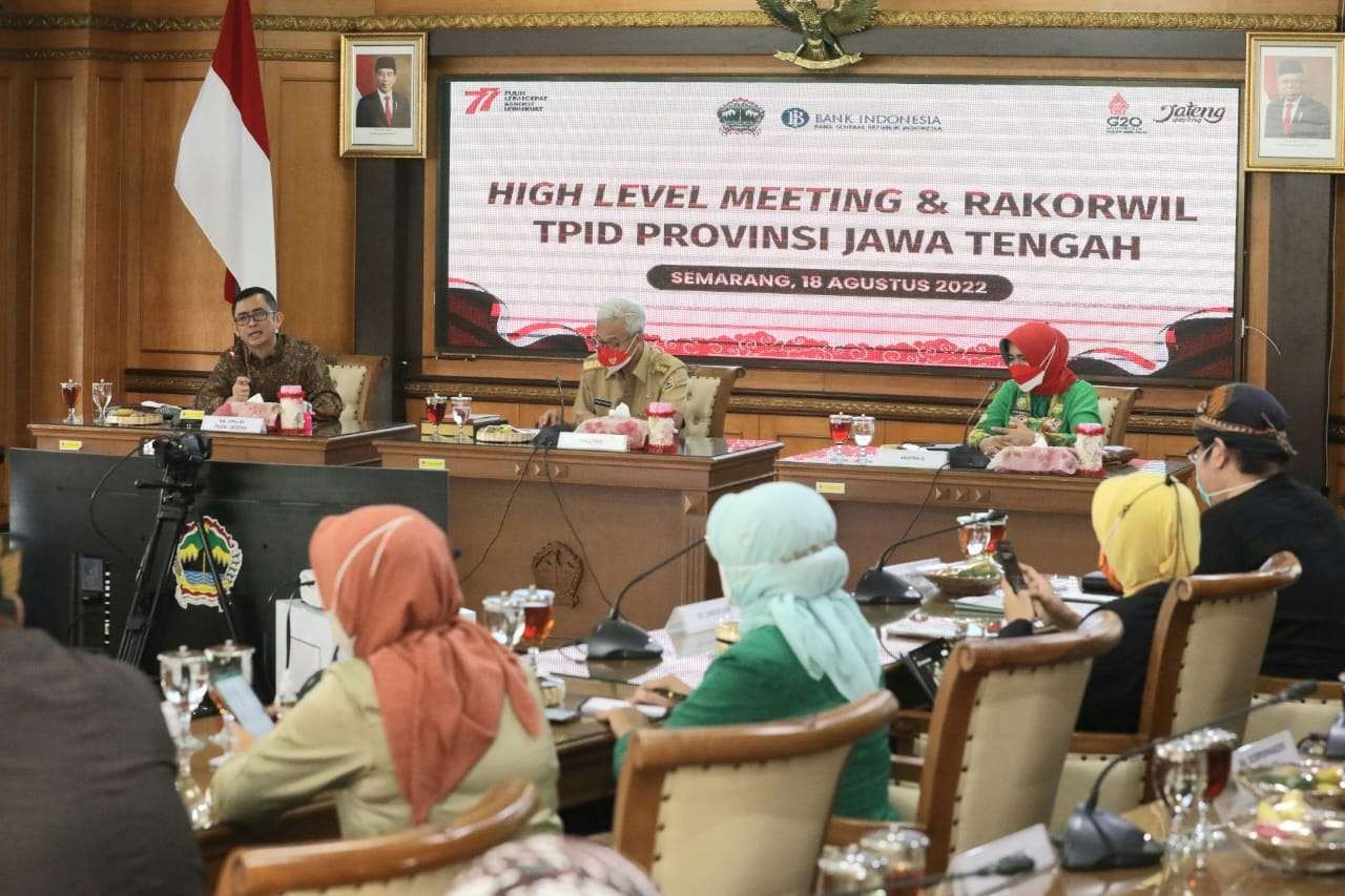 Gubernur Jawa Tengah Ganjar Pranowo memimpin Rakor TPID Jateng dilanjutkan mengikuti Rakornas pengendalian inflasi yang dipimpin Presiden Jokowi secara daring, Kamis 18 Agustus 2022. (Foto: Humas Pemprov Jateng)