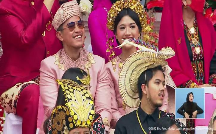 Kaesang Pangarep ditemani Erina Gudono saat menghadiri upacara HUT ke-77 RI di Istana Merdeka, Jakarta, Rabu 17 Agustus 2022. (Foto: YouTube Setpres)