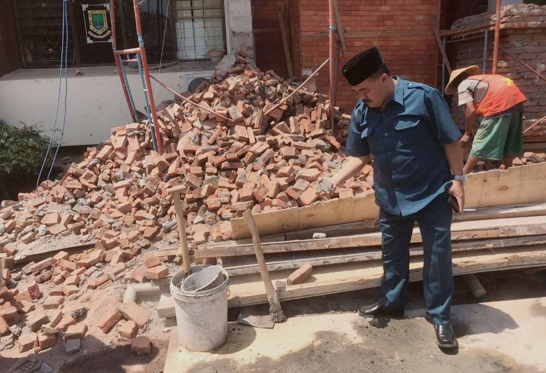 Ketua Komisi II DPRD Kota Mojokerto meninjau langsung lokasi ambruknya pilar rehab facade gedung Sekretariat Pemkot Mojokerto. (Foto: Deni Lukmantara/Ngopibareng.id)