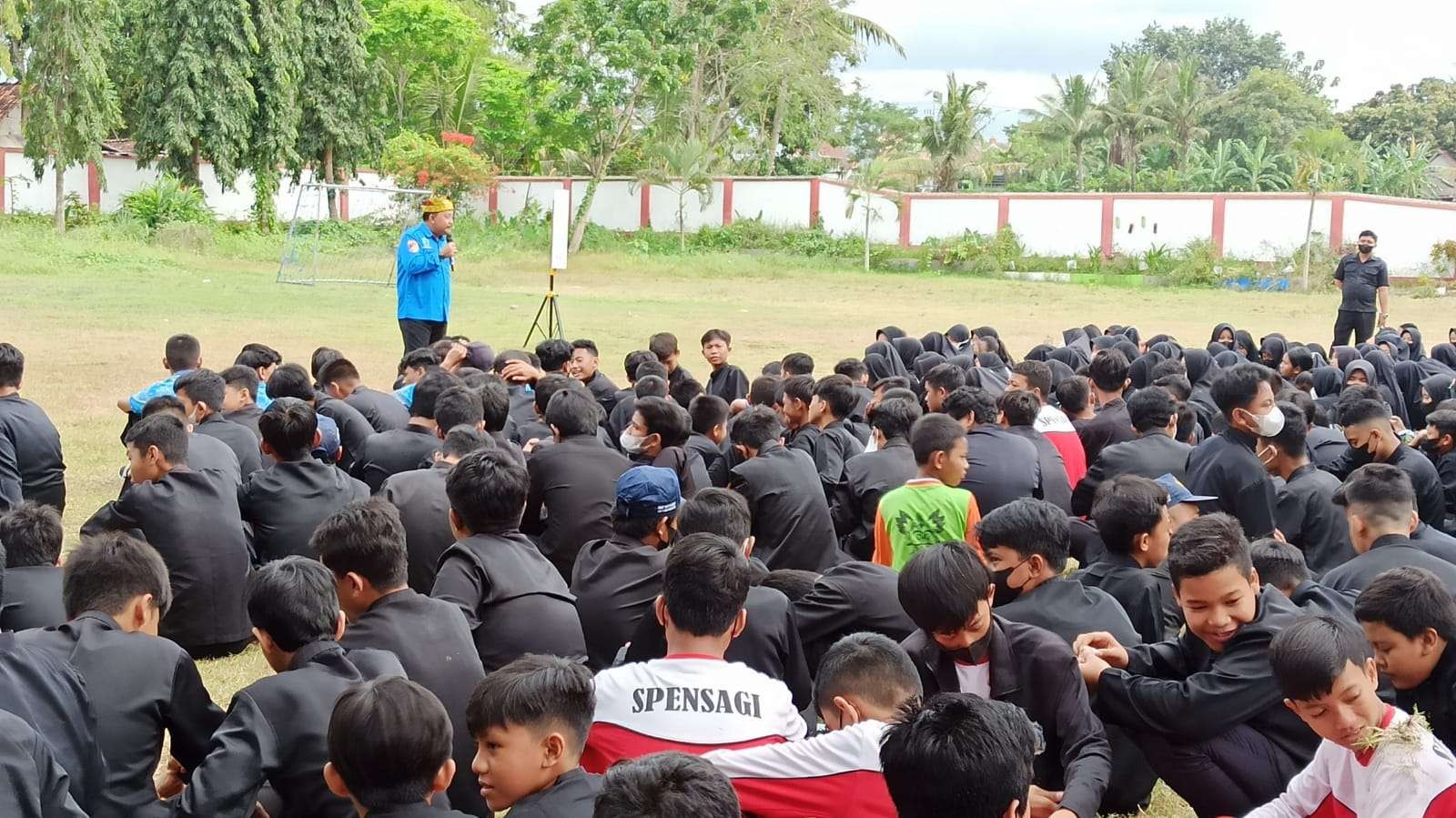 Ratusan siswa SMP 1 Giri Banyuwangi, Jawa Timur, mengikuti sosialisasi tentang pencegahan narkoba, Kamis 18 Agustus 2022. (Foto: Muh Hujaini/Ngopibareng.id)
