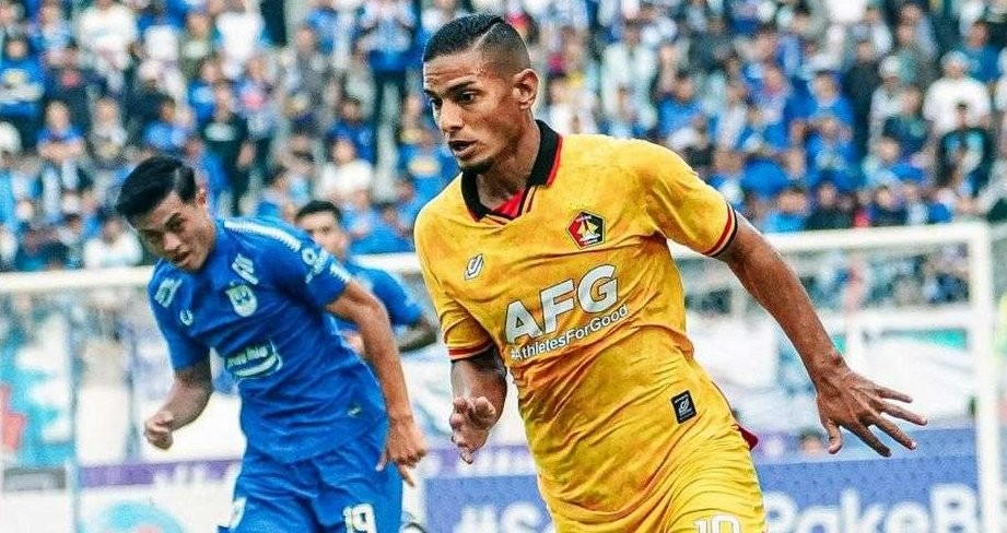 Renan da Silva (kuning) sempat bikin repot PSIS Semarang. Namun upayanya tak mampu membuat Persik terhindar dari kekalahan 1-2. (Foto: Instagram/@persikofficial)