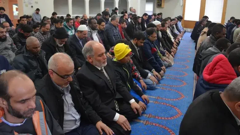 Muslim di Gander di Newfoundland, Kanada, saat melaksanakan sholat berjamaah. (Foto: cbc-news)