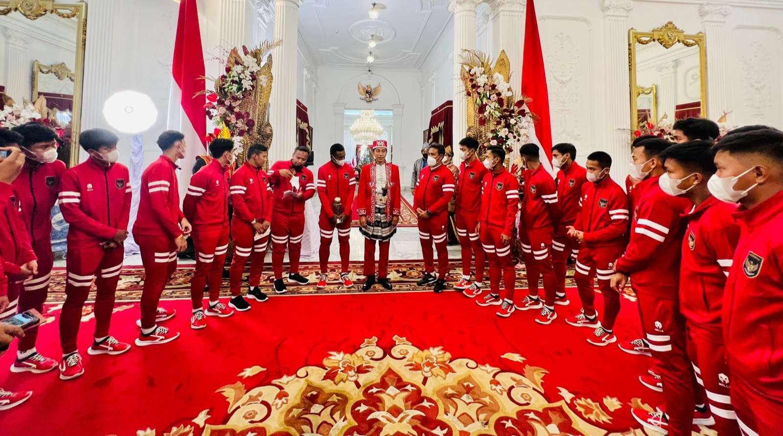Skuad Timnas U-16 yang terdiri dari 28 pemain didampingi pelatih Bima Sakti, dan Ketua Umum PSSI, Mochamad Iriawan (Iwan Bule) bertemu Presiden Jokowi di Istana Merdeka, Jakarta, usai upacara 17 Agustus kemarin. (Foto: BPMI Setpres)