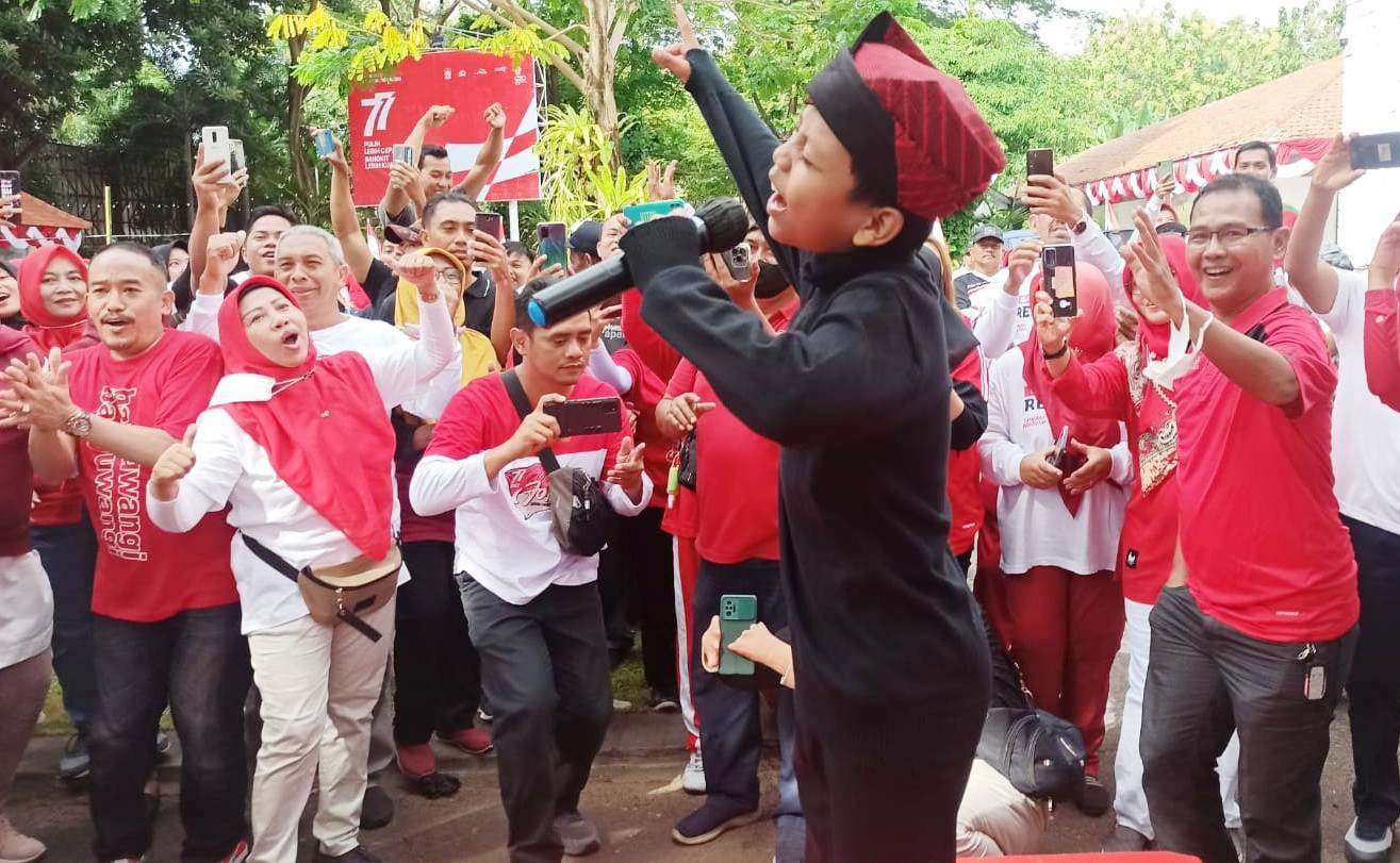 Farel Prayoga tampil di hadapan ASN Pemkab Banyuwangi, usai pulang dari Jakarta, jumat 19 Agustus 2022. (Foto: Muh Hujaini/Ngopibareng.id)