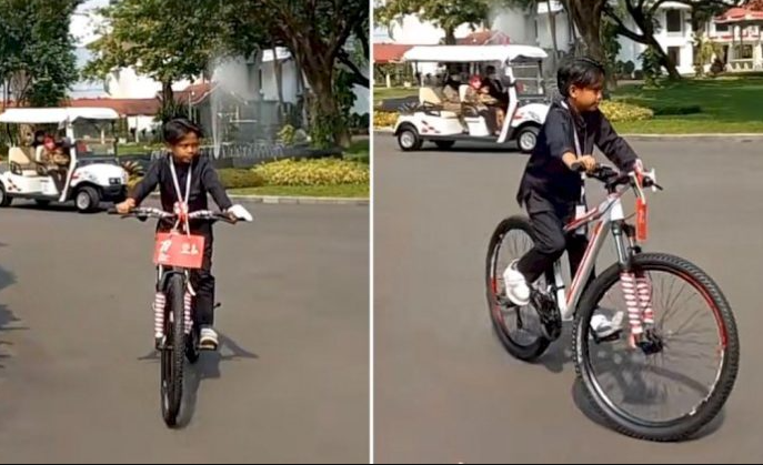 Farel Prayoga bersepeda keliling Istana Merdeka Jakarta, usai mendapat hadiah dari Presiden Jokowi. (Foto: Instagram)