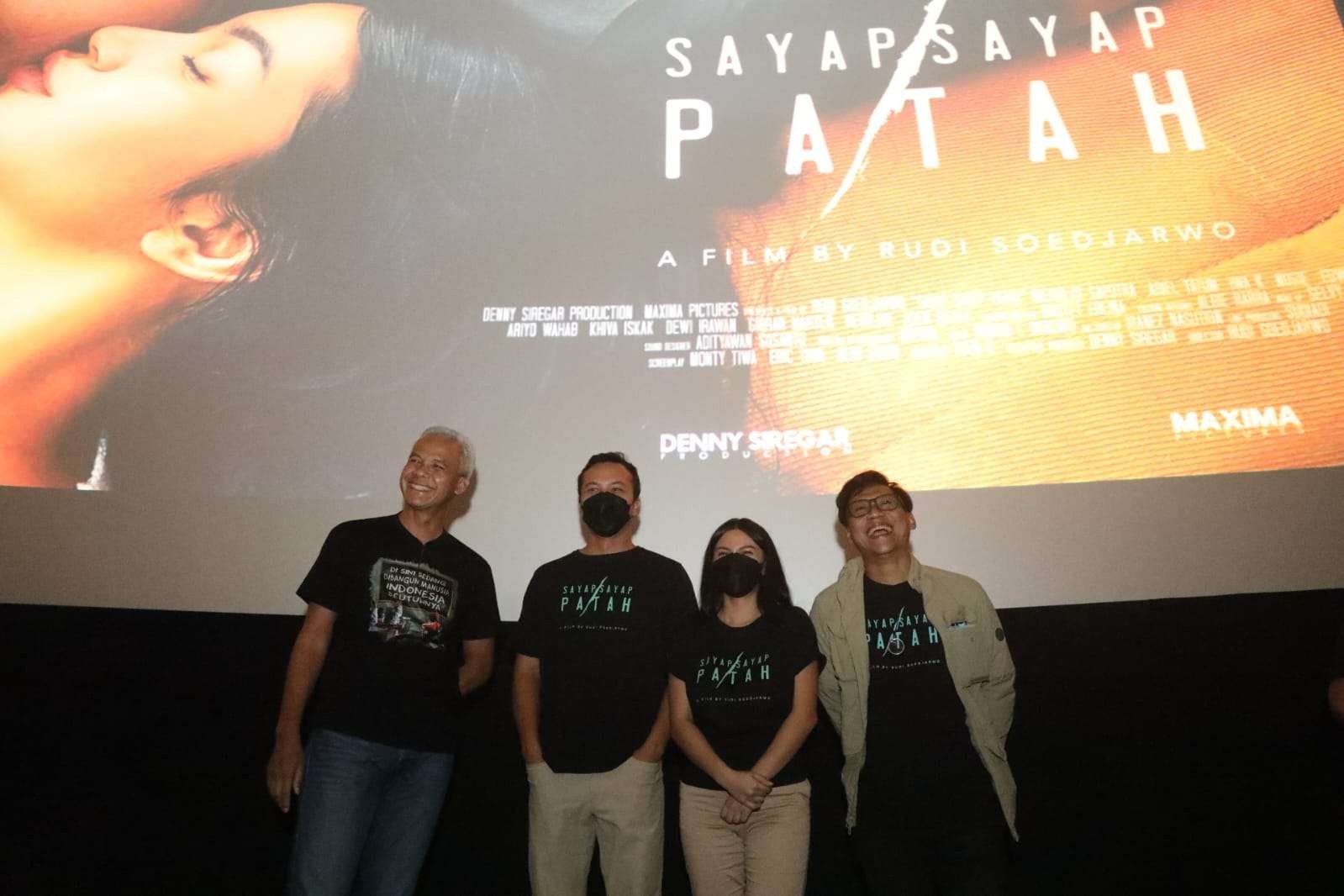 Gubernur Jawa Tengah berfoto bersama dengan tiga pemeran film Sayap-sayap Patah yaitu Nicholas Saputra, Ariel Tatum, dan Nugie di bioskop Paragon Mall, Kota Semarang, Jumat, 19 Agustus 2022. (Foto: Istimewa)