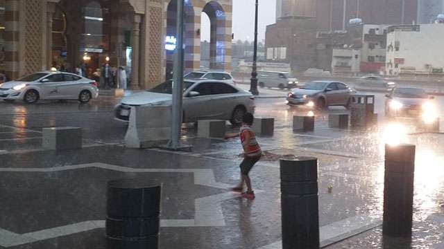 Kota Madinah Diguyur Hujan Deras Disertai Petir dan Angin Kencang 