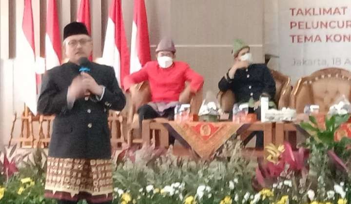 Kepala Badan Pengembangan dan Pembinaan Bahasa, E. Aminudin Aziz  menyampaikan paparan rencana kongres ke-12 Bahasa Indonesia ( Foto: Asmanu/ngopibareng.id)