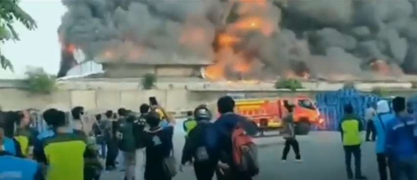 Pabrik aluminium foil di Bogor terbakar hebat hari ini, 19 Agustus 2022.(Foto: Tangkapan layar Youtube)