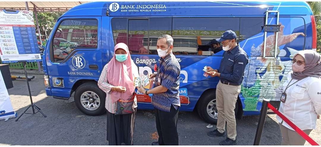 Bank Indonesia Cabang Kediri membuka penukaran pecahan uang baru di Pasar Setono Betek. (Foto: Fendhy Plesmana/Ngopibareng.id)
