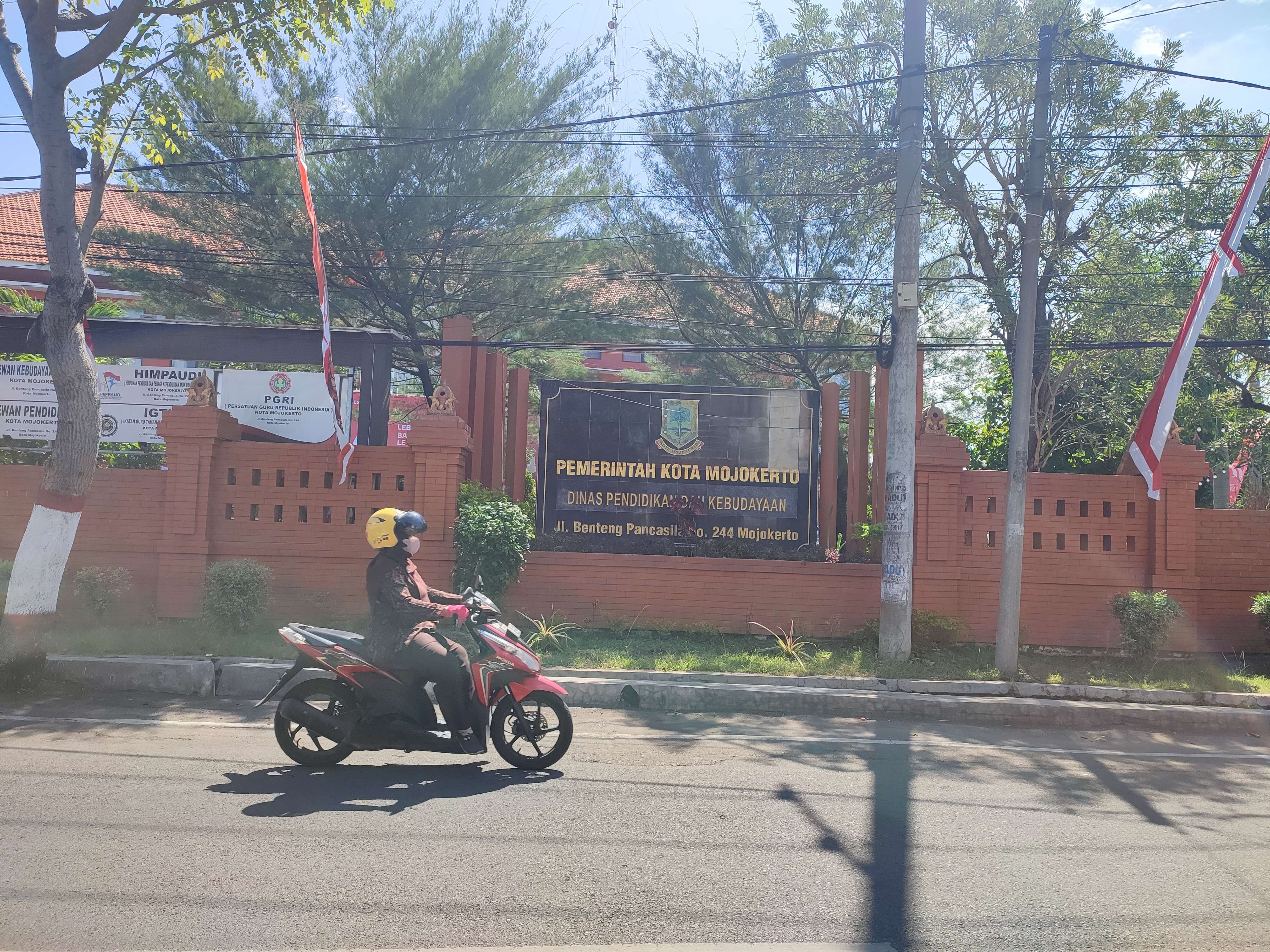 Kantor Dinas Pendidikan dan Kebudayaan Kota Mojokerto.(Foto : Deni Lukmantara/Ngopibareng.id)