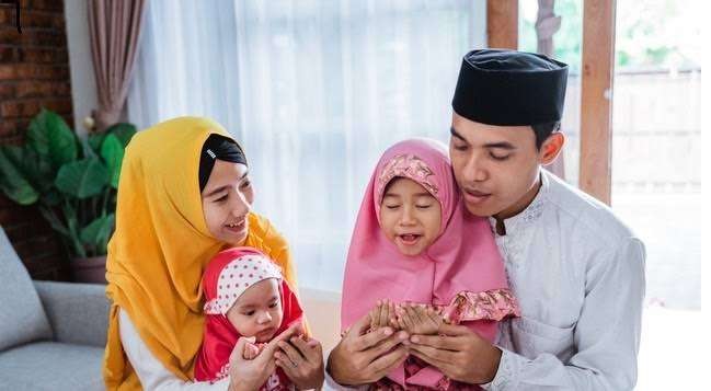 Keluarga Muslim yang bahagia selalu menaati pesan Rasulullah SAW dalam kehidupan sehari-hari. (Ilustrasi)