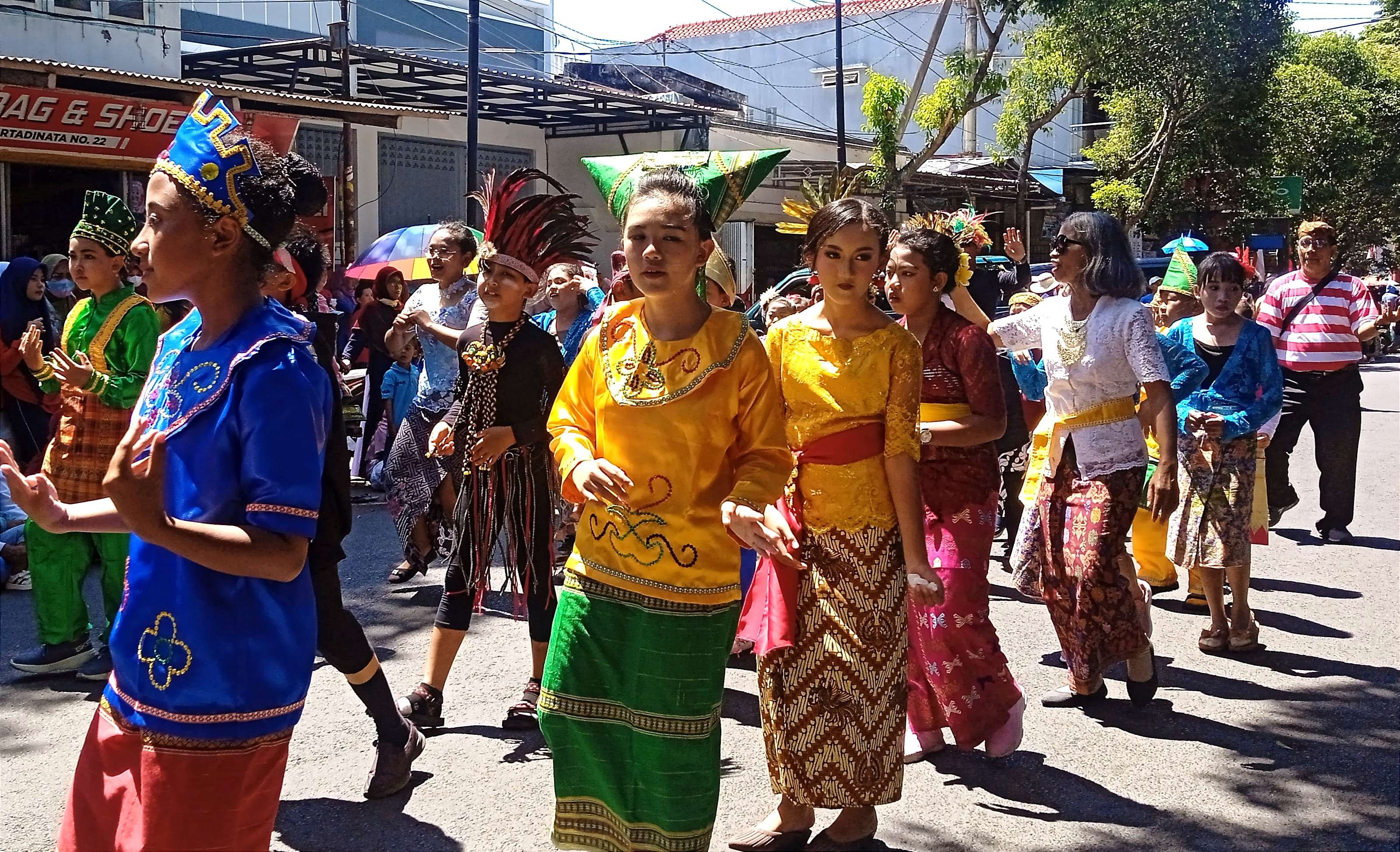 Siswa SD peserta Karnaval Budaya Bondowoso 2022 mengenakan beragam pakaian adat Indonesia. (Foto: Guido Saphan/Ngopibareng.id)