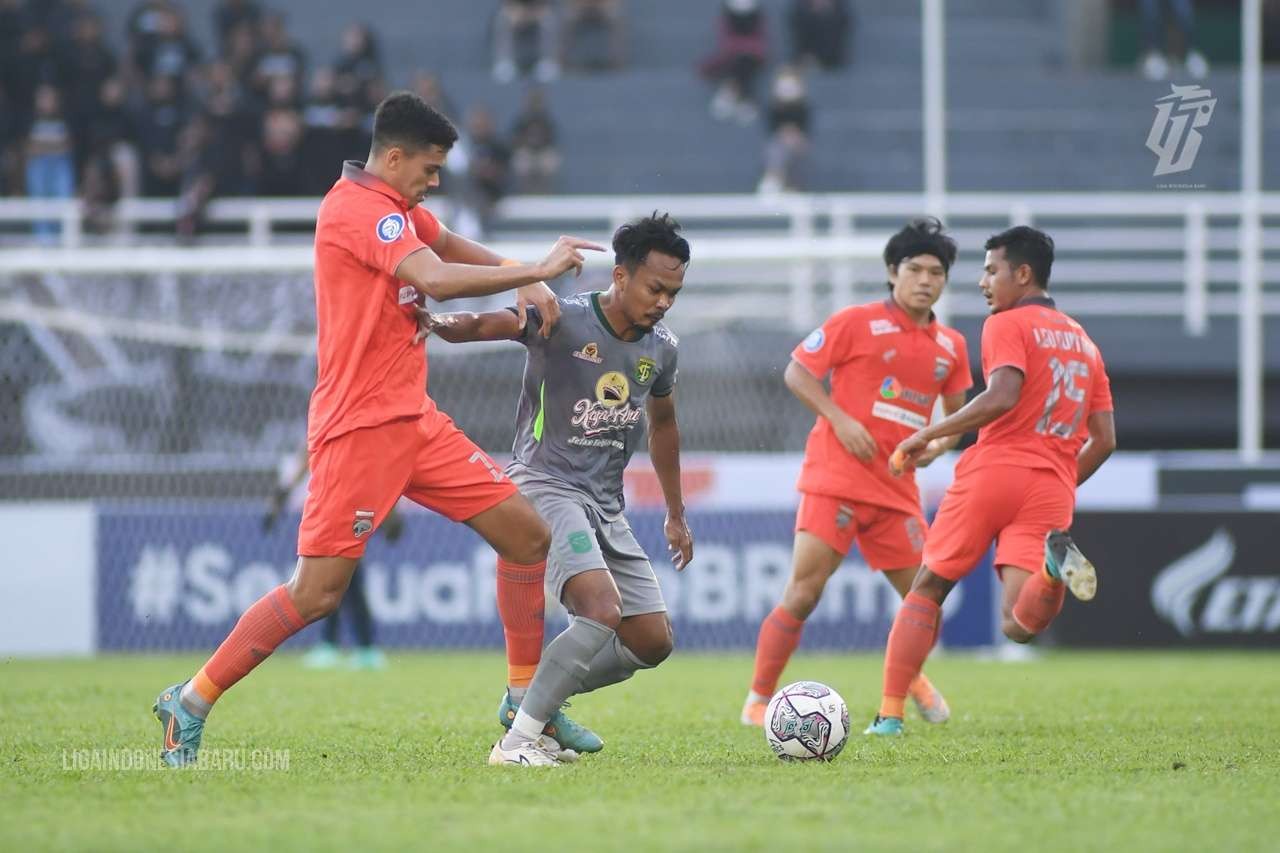 Pemain Persebaya, M Hidayat (tengah) berebut bola dengan pemain Borneo FC di Stadion Segiri, Samarinda, Jumat 19 Agustus 2022. (Foto: Fariz Yarbo/Ngopibareng.id)