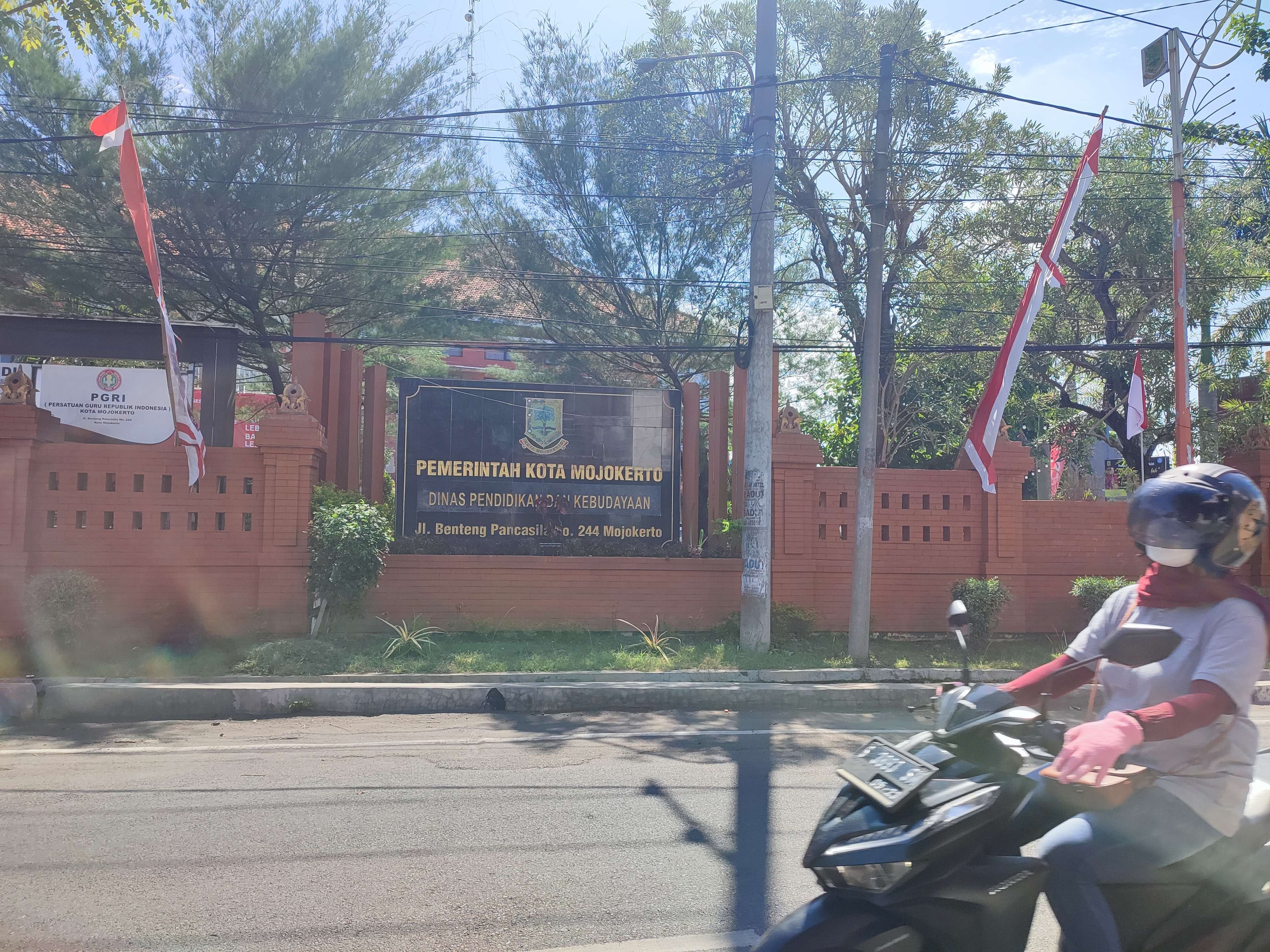 Kantor Dinas Pendidikan dan Kebudayaan Kota Mojokerto.(Foto : Deni Lukmantara/Ngopibareng)