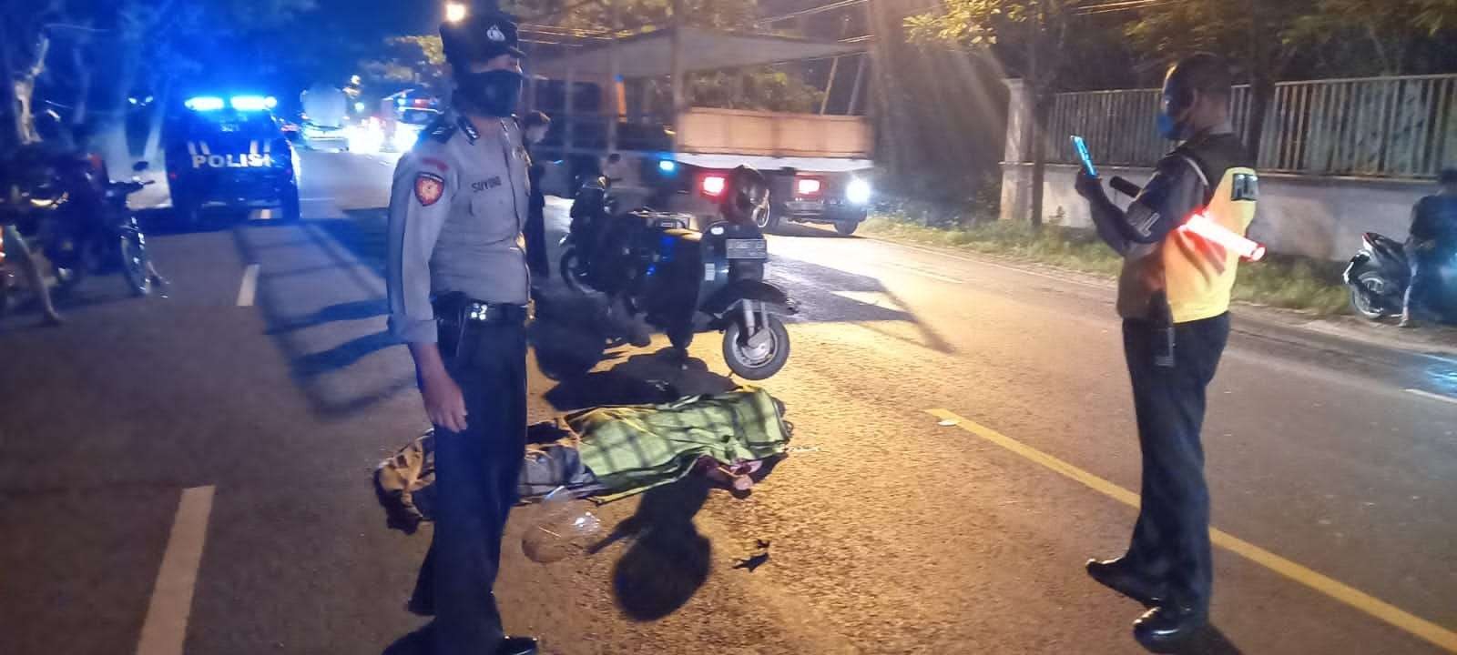 Petugas kepolisian Polres Tuban saat melakukan olah TKP kecelakaan di Jalur Pantura Tuban-Widang (dok. Satlantas Polres Tuban)