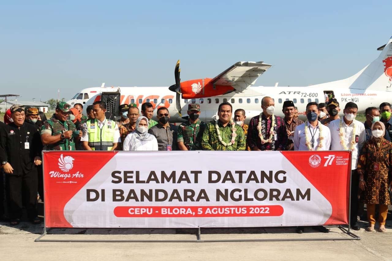 Foto bersama Bupati Blora Arief Rohman, saat penyambutan maskapai penerbangan Wings Air. (Ahmad Sampurno / Ngopibareng.id)