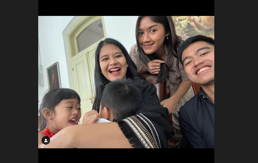 Kahiyang Ayu memposting foto bersama kedua anaknya serta pasangan Kaesang Pangarep dan Erina Gudono. (Foto: Instgaram @ayanggkahiyang)