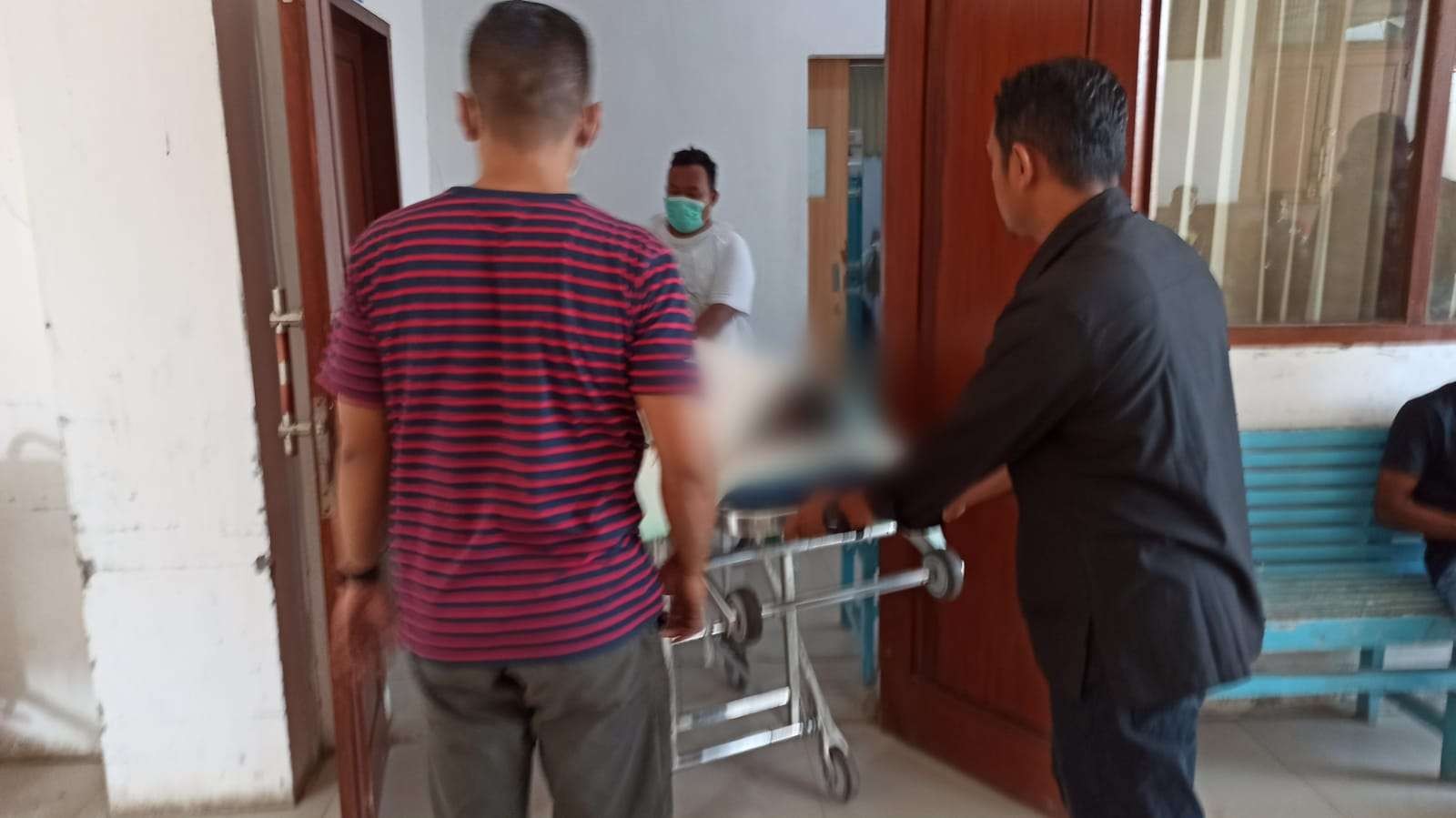 Salah seorang korban meninggal dalam kecelakaan rombongan pesepeda dibawa ke dalam Ruang Intalasi Jenazah RSUD Blambangan Banyuwangi (Foto: Muh Hujaini/Ngopibareng.id)