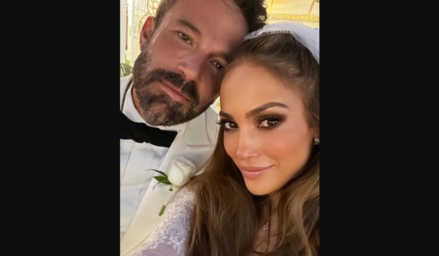 Jennifer Lopez foto bareng suaminya, Ben Affleck di tengah pesta pernikahan mereka, Sabtu 20 Agustus 2022 waktu Amerika Serikat, atau Minggu waktu Indonesia. (Foto: dailymail)