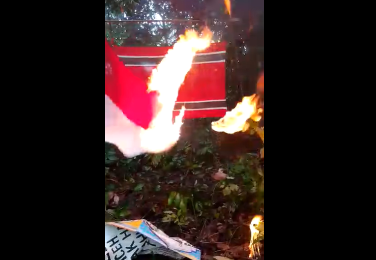 Video viral bendera merah putih dibakar yang tersebar bertepatan HUT ke-77 Kemerdekaan RI, Rabu 17 Agustus 2022, viral di media sosial. Hal ini masih diselidiki Tim Siber Polda Aceh. (Foto: Tangkapan layar Facebook Nasir Usman Usman)