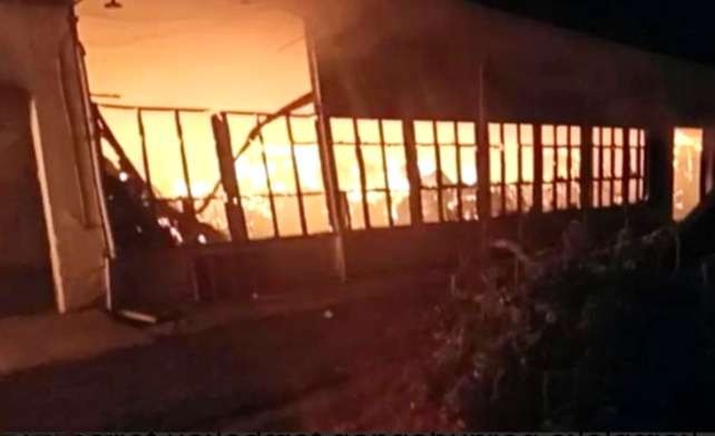 Gudang penyimpanan tembakau kering siap jual di Kecamatan Maesan, Bondowoso terbakar, Minggu 21 Agustus 2022 malam hari.(foto: satpol pp Bondowoso)