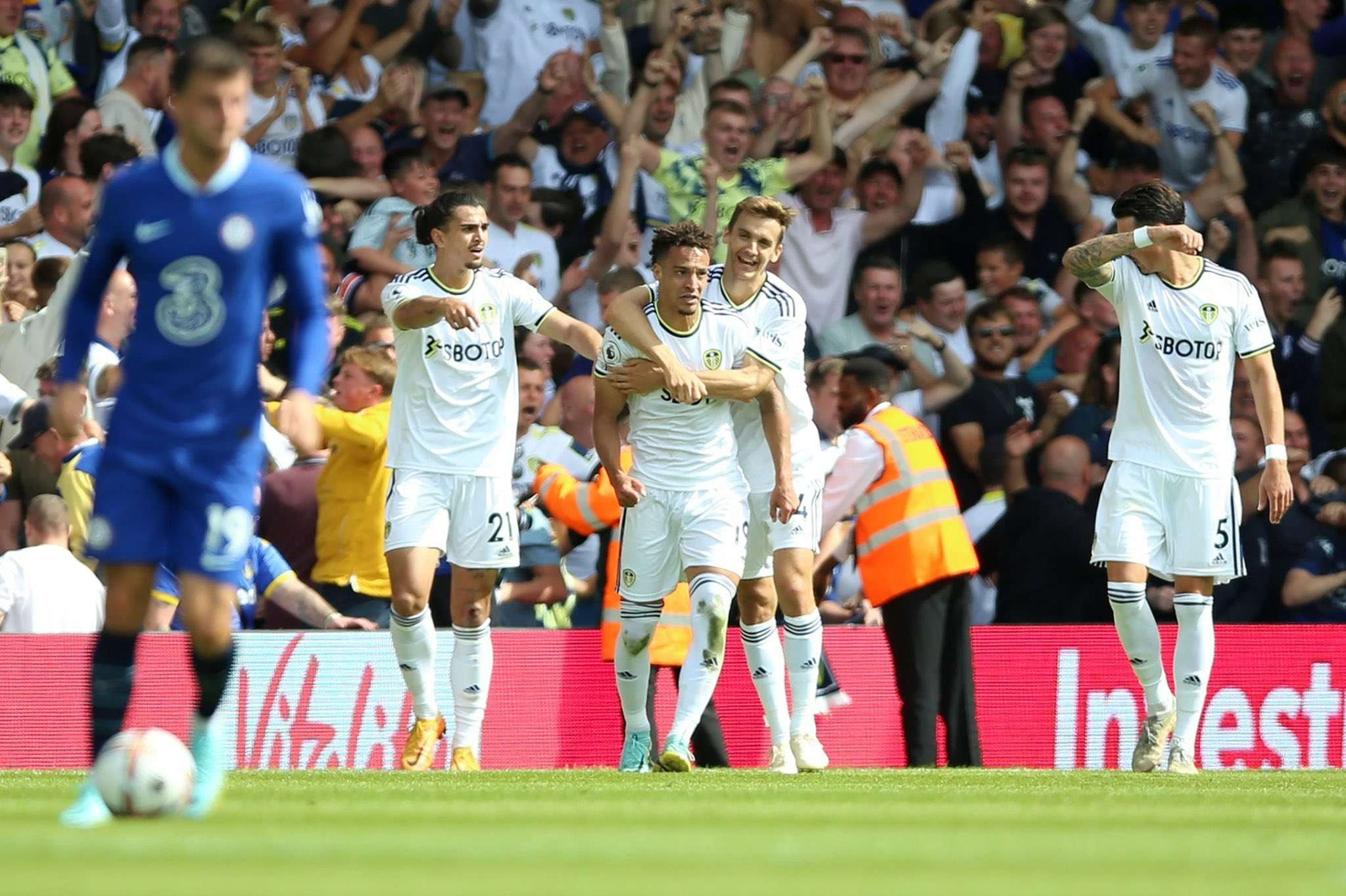 Para pemain Leeds merayakan kemenangan 3-0 yang mereka raih atas Chelsea. (Foto: Twitter/@LUFC)