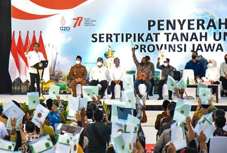 Presiden Jokowi berpesan kepada penerima sertifikat di Sidoarjo. (Foto: Istimewa)