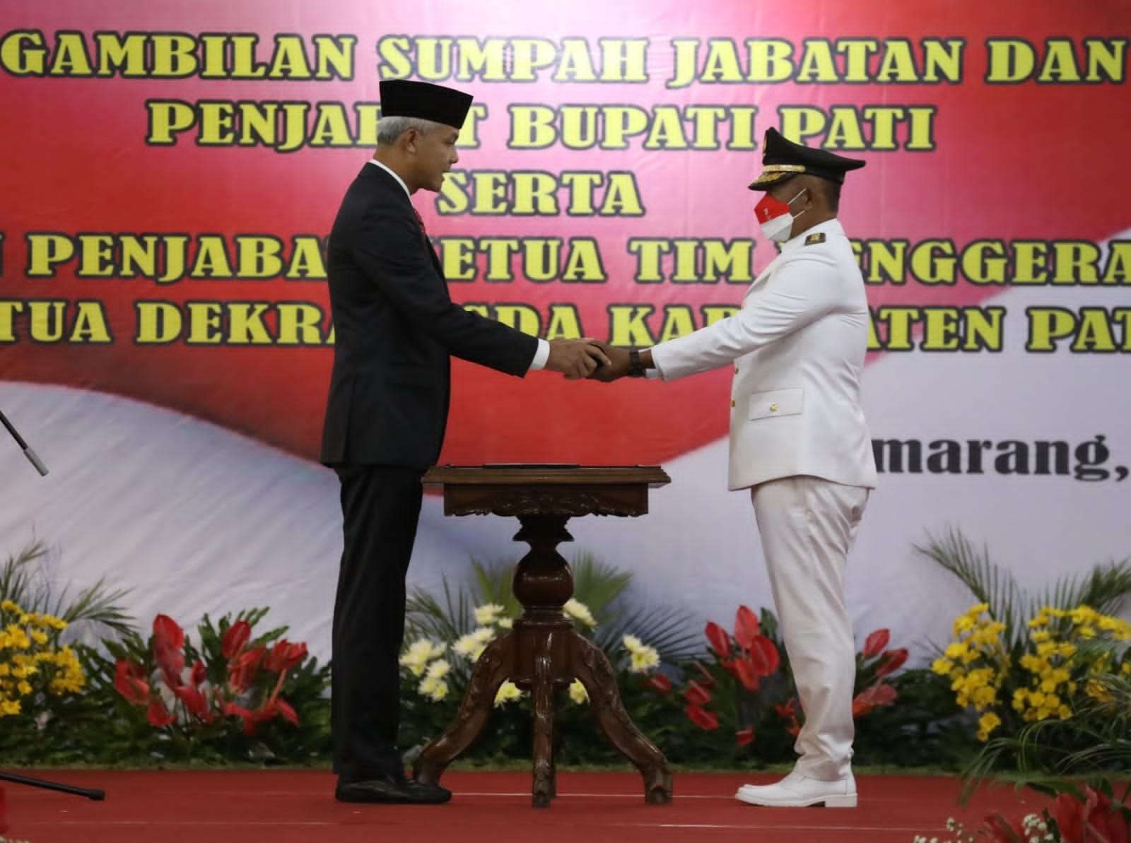 Gubernur Jawa Tengah Ganjar Pranowo lantik Henggar Budi Anggoro sebagai pejabat Bupati Pati. (Foto: Dokumentasi Jateng)