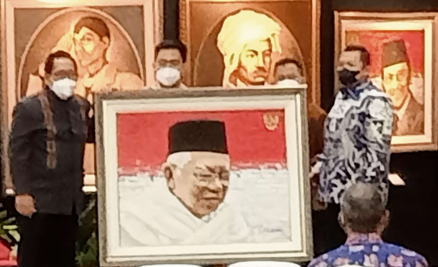 Lukisan foto diri Wapres KH Ma'ruf Amin karya  Firdaus Alamhudi, terjual Rp1,5 miliar (Foto: Asmanu/Ngopibareng.id)