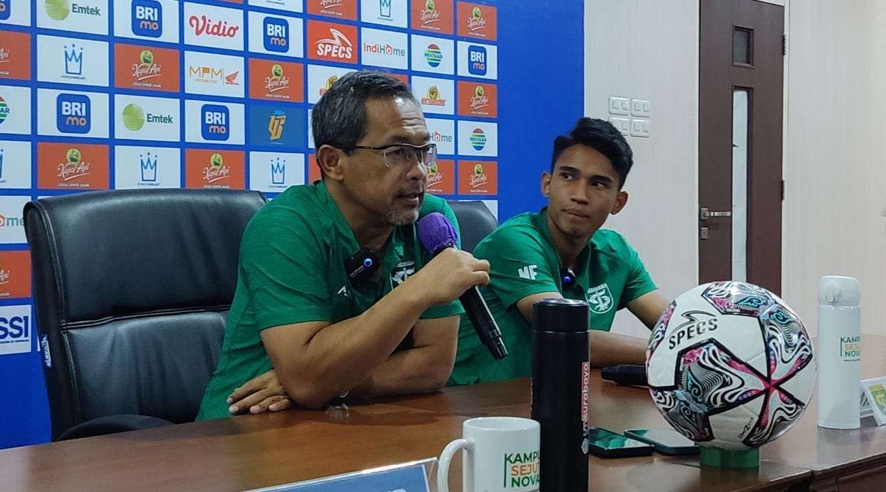 Pelatih Persebaya, Aji Santoso, mewajibkan timnya menang atas PSIS saat pre-match press conference di Surabaya, Senin 22 Agustus 2022. (Foto: Fariz Yarbo/Ngopibareng.id)