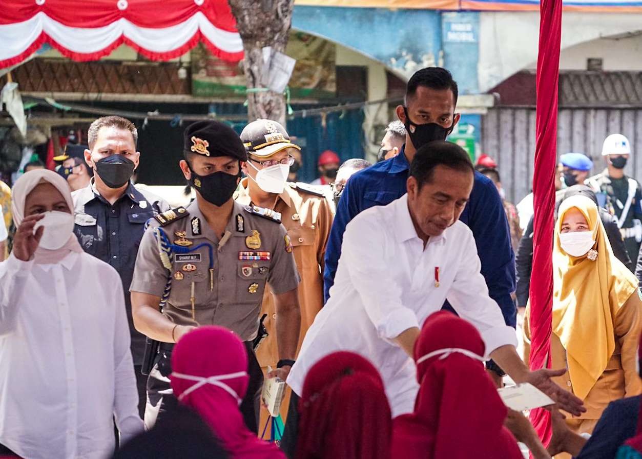 Preside Jokowi saat membagikan bansos kepada warga di pasar Larangan Sidoarjo (Foto: Aini/Ngopibareng.id)