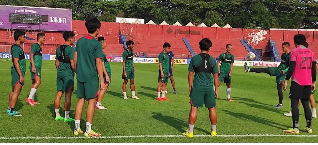 Sehari jelang melawan PSS Sleman, Persik Kediri jajal Stadion Brawijaya. (Foto: Fendhy Plesmana/Ngopibareng.id)