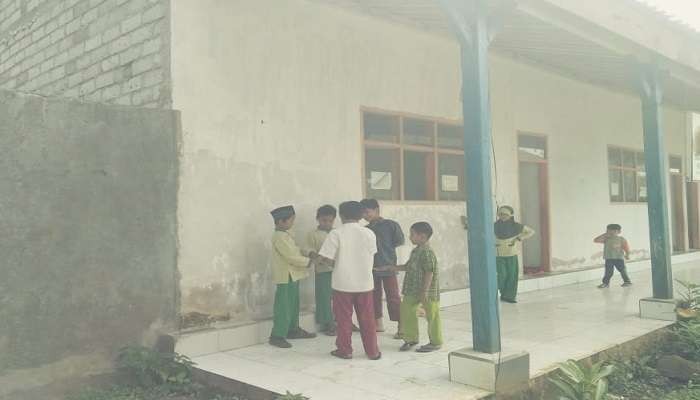 Sebanyak 32 siswa SD di Dusun Baban Timur belajar dengan keterbatasan tanpa bangku dan buku bahan ajar (Foto: Dokumentasi warga)