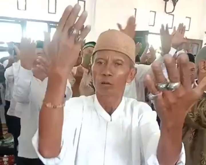 Mulyono, 57 tahun, pengamen viral karena nyawer biduan dangdut, saat mengikuti pelatihan (manasik) umrah. (Foto: Ikhsan Mahmudi/Ngopibareng.id)